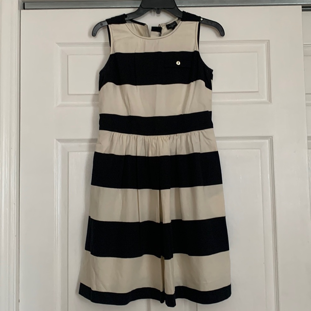 Size 4 dress with pockets.